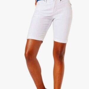#019 NWT Levi Strauss Mid Rise Bermuda Shorts;Color White; Size 10 W 30 MSRP $35